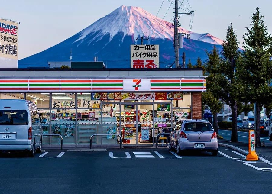 Одна из трёх главных сетей конбини — 7-eleven